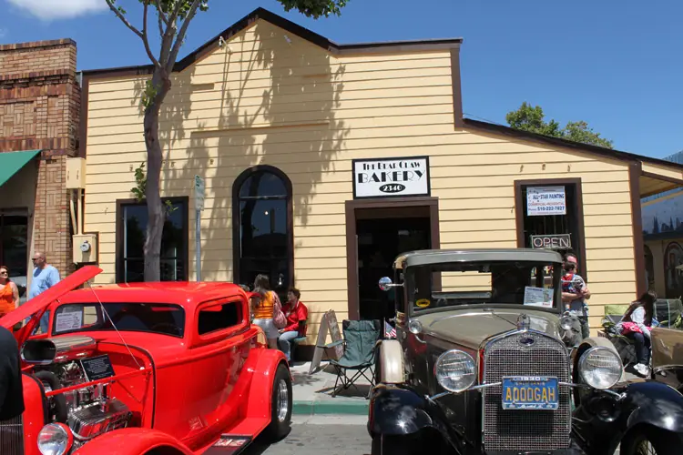 Bear Claw Bakery and Cafe in Pinole, CA