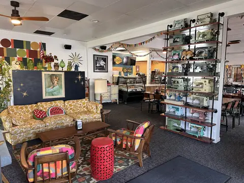 Bee's Bakery Cafe in Oakhurst, CA