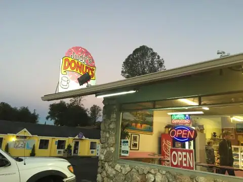 Judy's Donuts in Oakhurst, CA