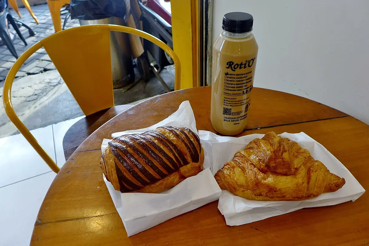 Pastries with coffee, Roti'O, Surabaya Pasarturi, 2025 (01) — illustrative photo