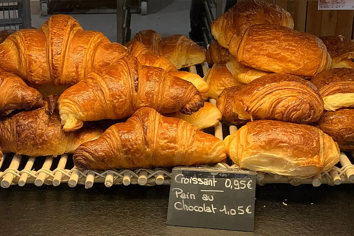 Boulangerie Bardoulet (Contrevoz) - croissants et pains au chocolat — illustrative photo