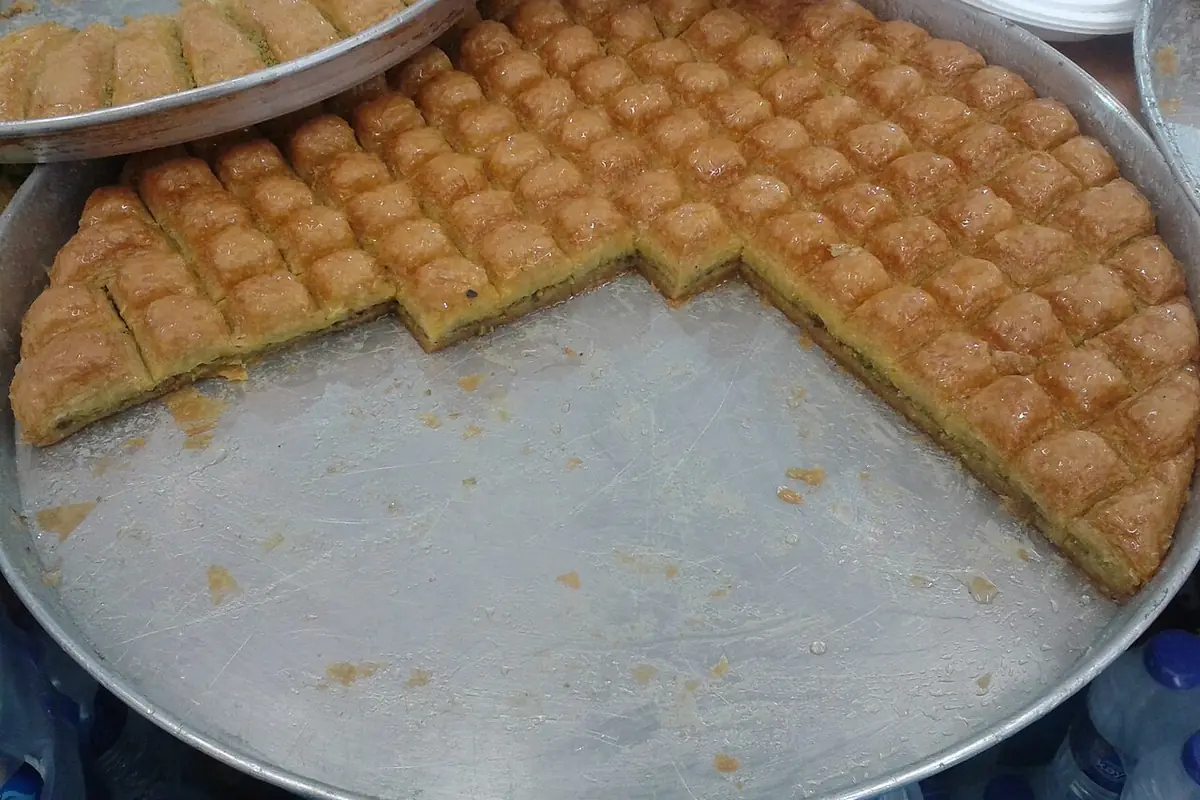 Baklava ve havuç dilimi — illustrative photo