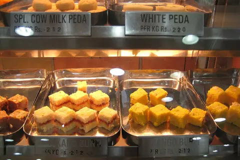 Hot Breads (Indian Hut, Curry & Cakes)