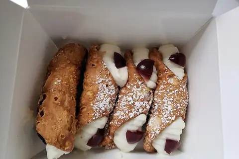 Cannoli in a box — illustrative photo