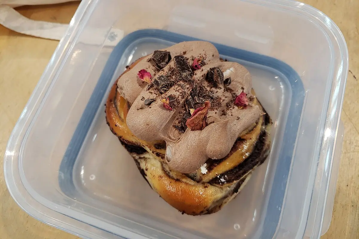 Babka (chocolate with frosting) - Boul 2024-03-23 — illustrative photo