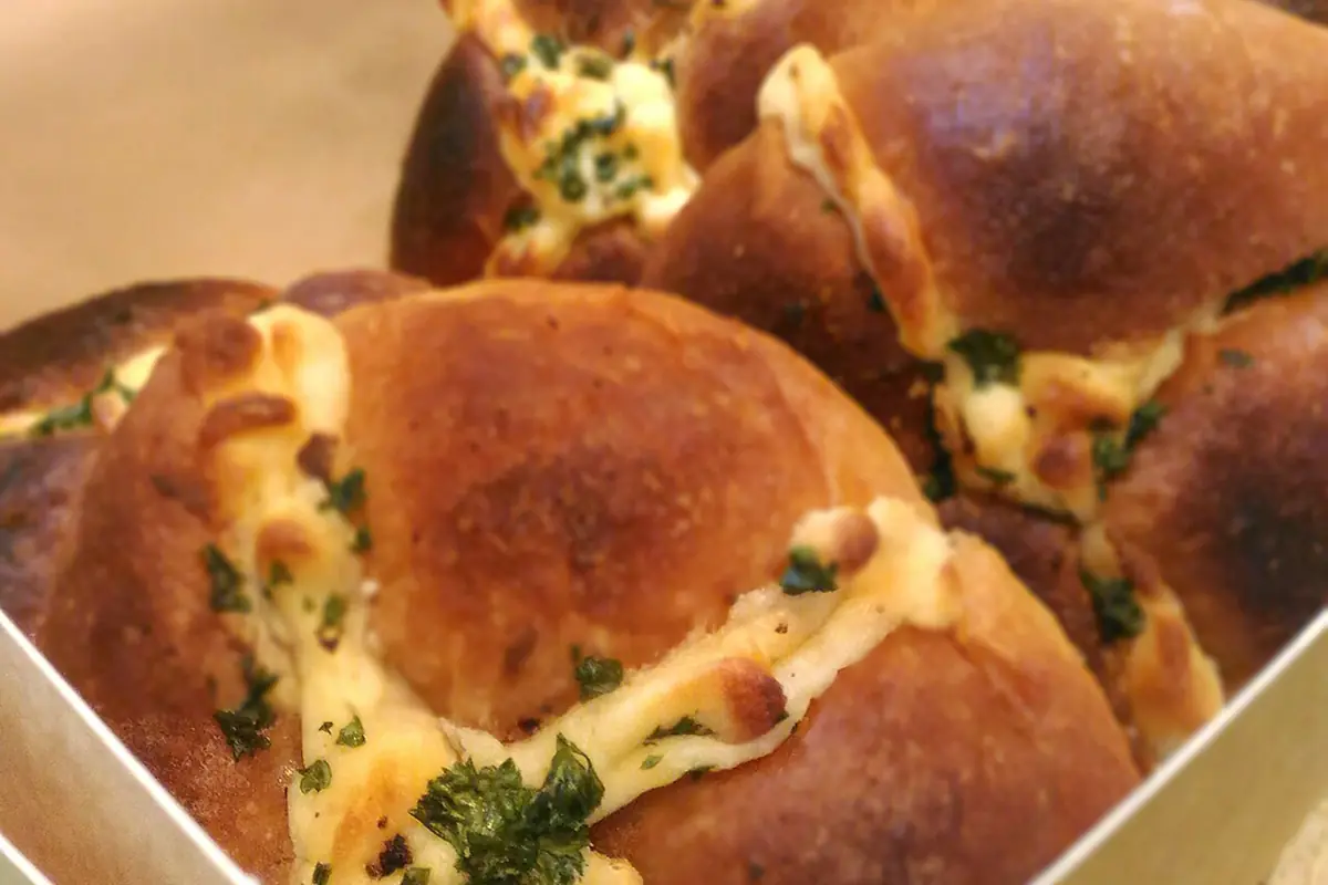 Korean cream cheese garlic bread — illustrative photo