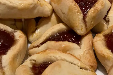 Hamantaschen, strawberry — illustrative photo